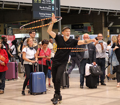 Des musiciens en rollers dans la gare Montparnasse à Paris